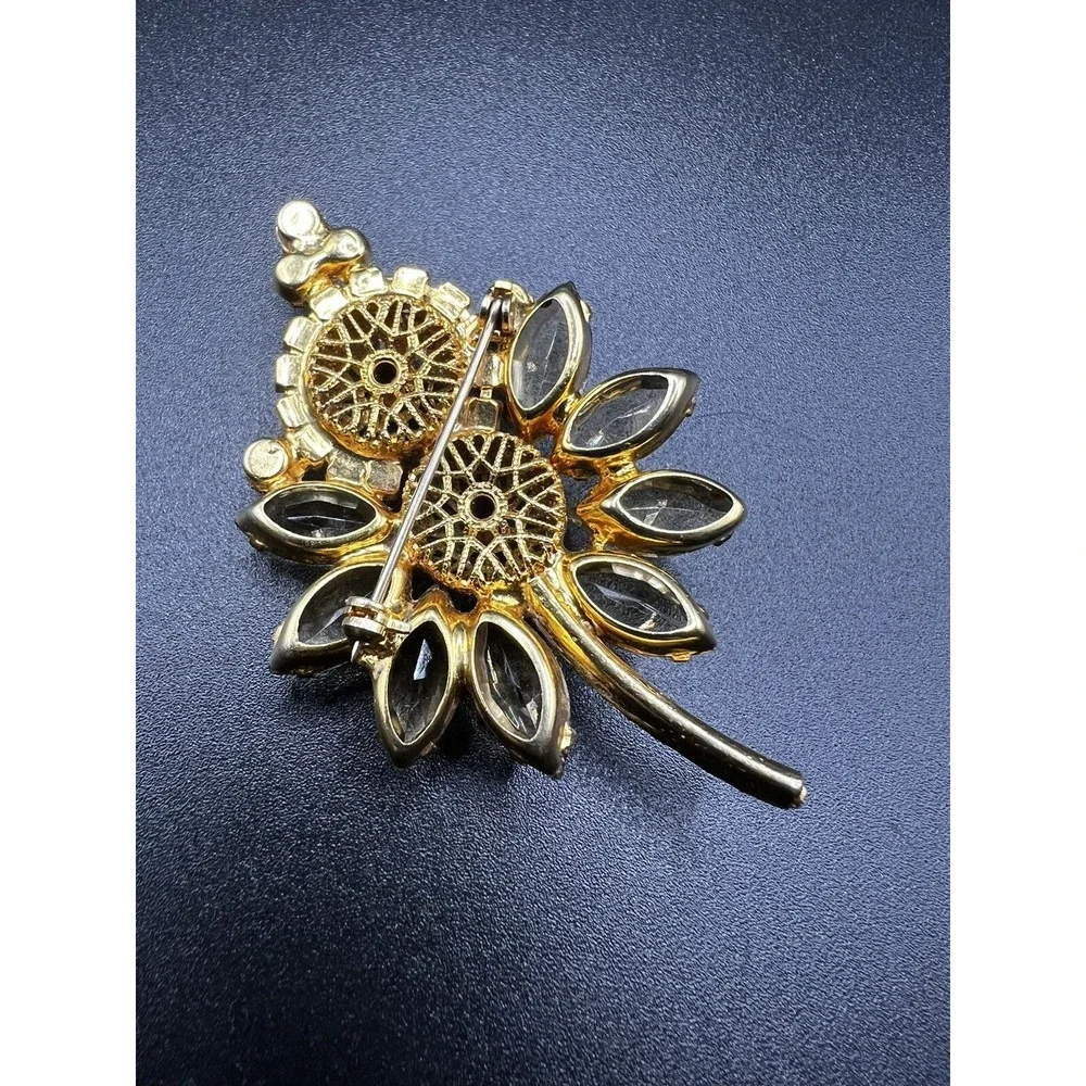 Vintage D&E JULIANA RHINESTONE‎ GOLD FILIGREE BROOCH PIN